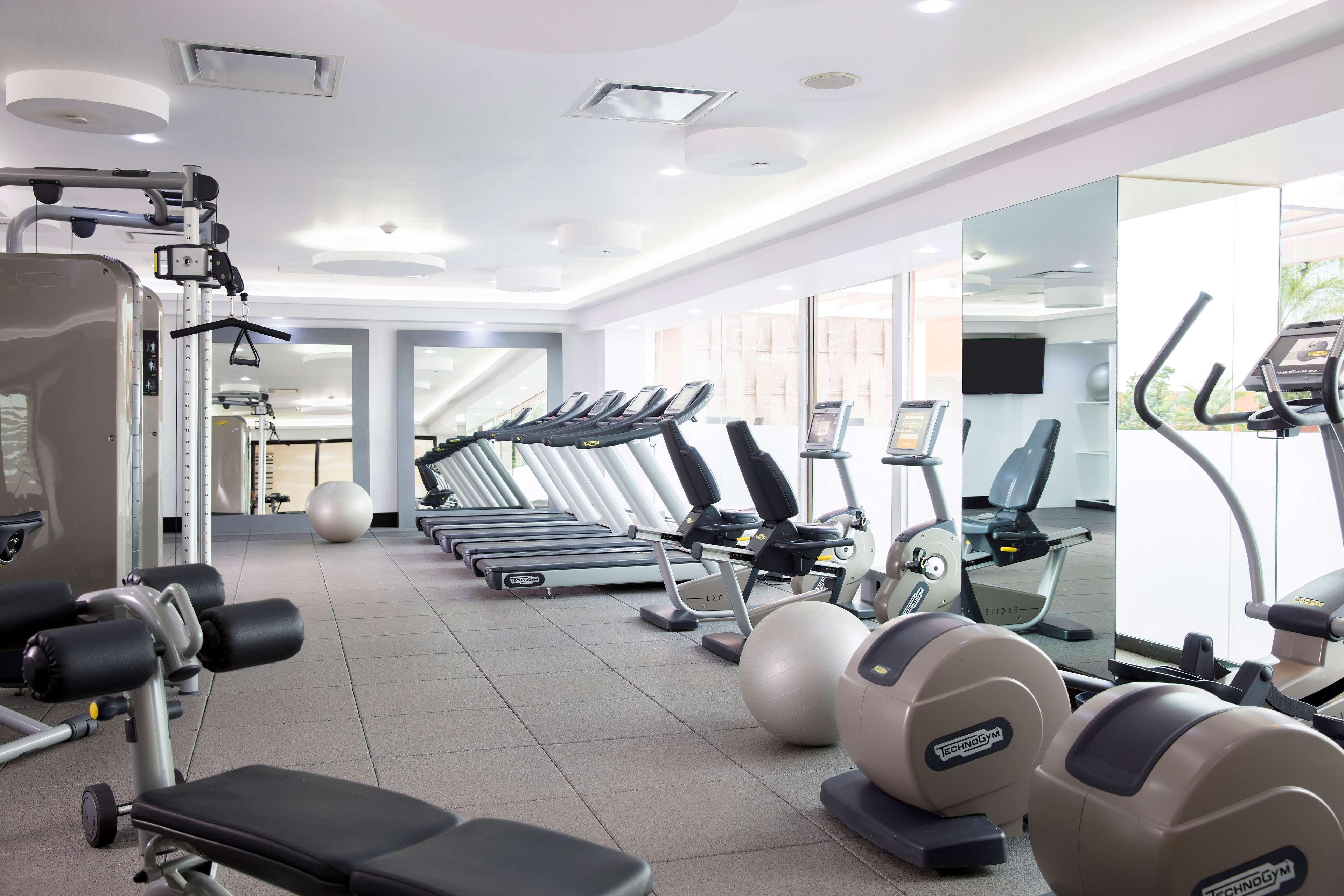 Barcelo Guadalajara Hotell Exteriör bild A gym in a hotel