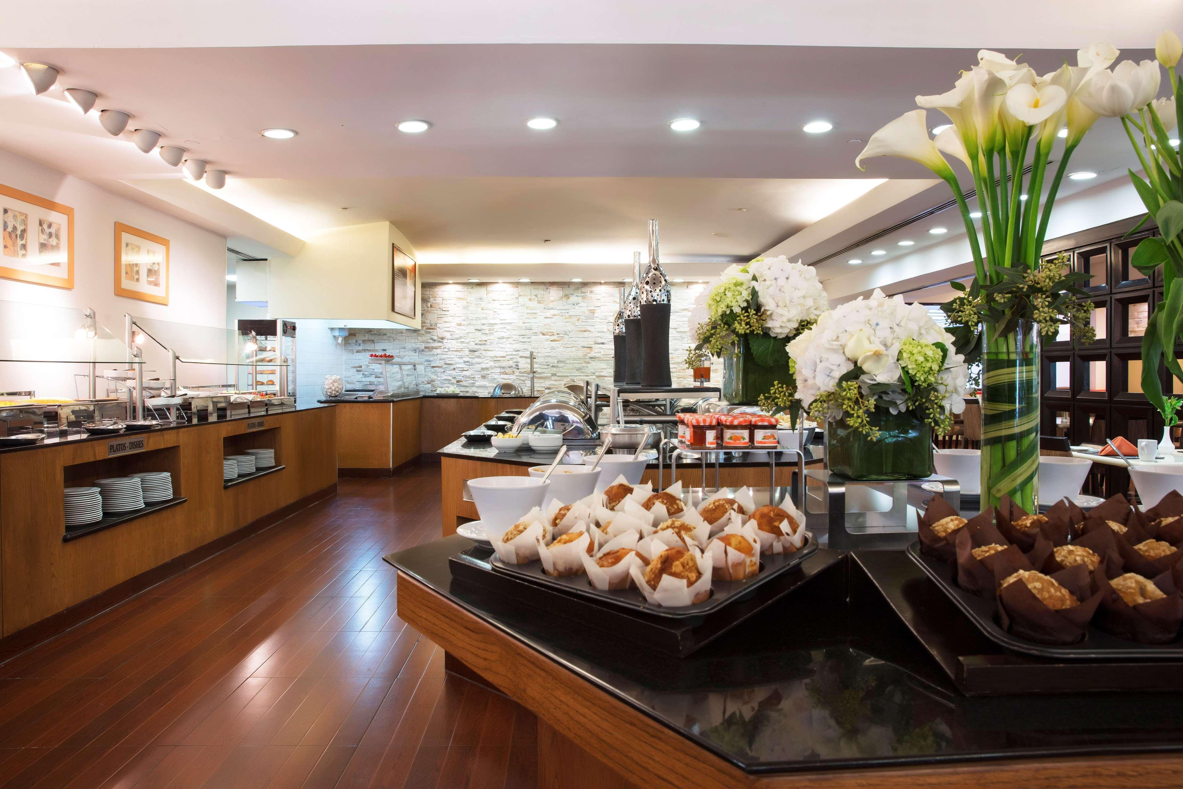 Barcelo Guadalajara Hotell Exteriör bild The buffet at the lounge