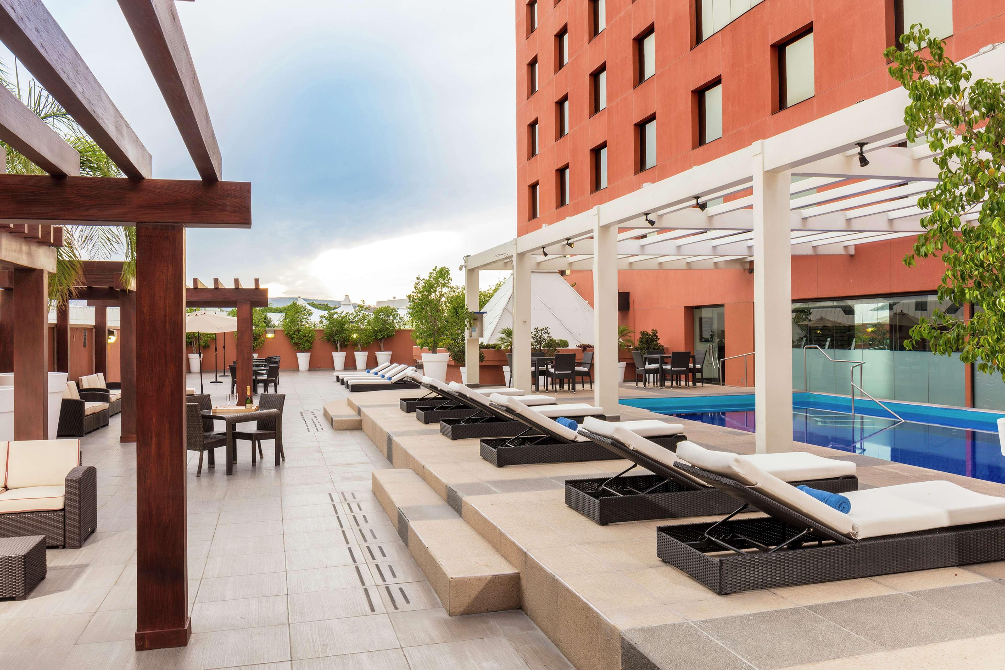 Barcelo Guadalajara Hotell Exteriör bild The rooftop pool at the hotel