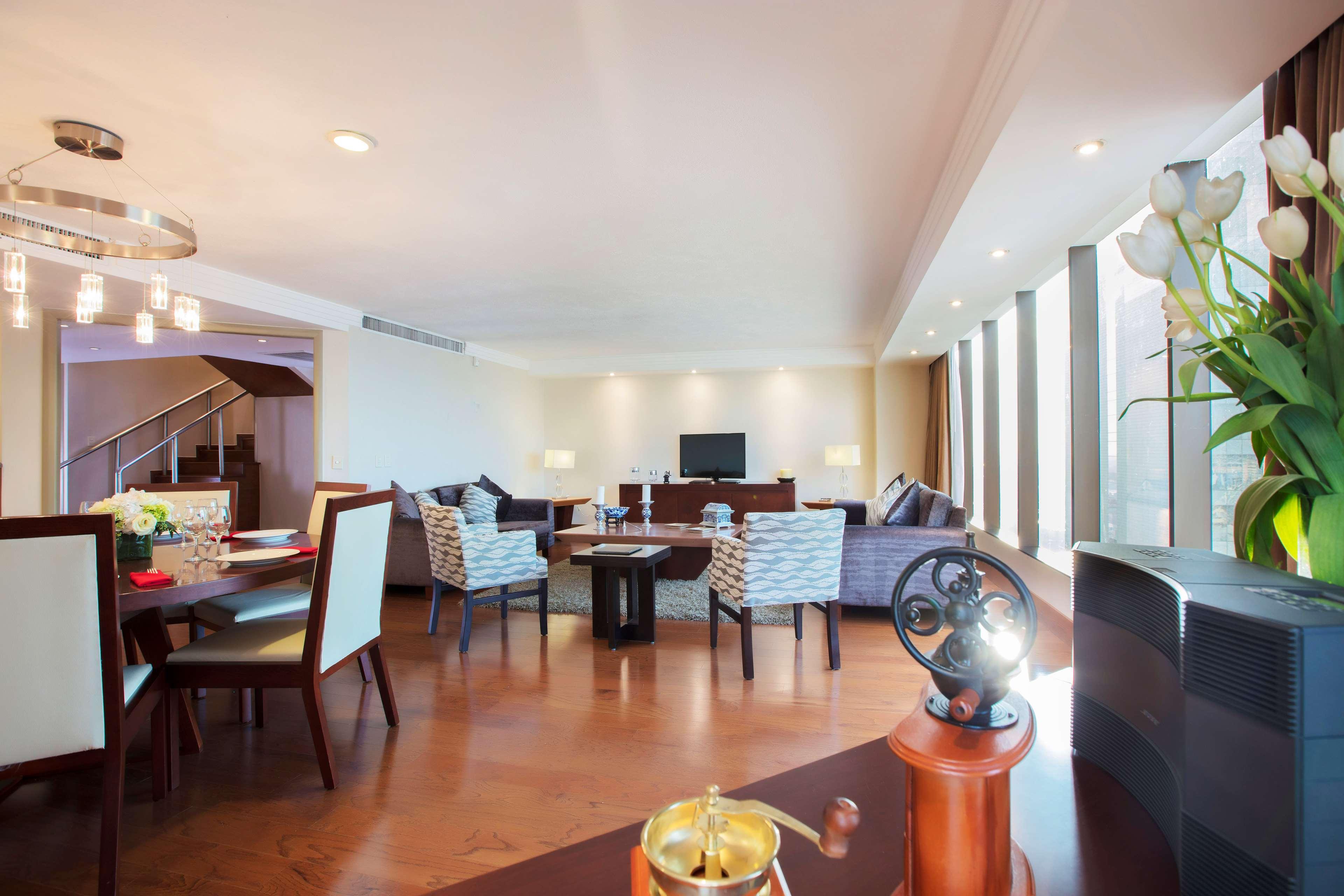 Barcelo Guadalajara Hotell Exteriör bild A suite at the hotel