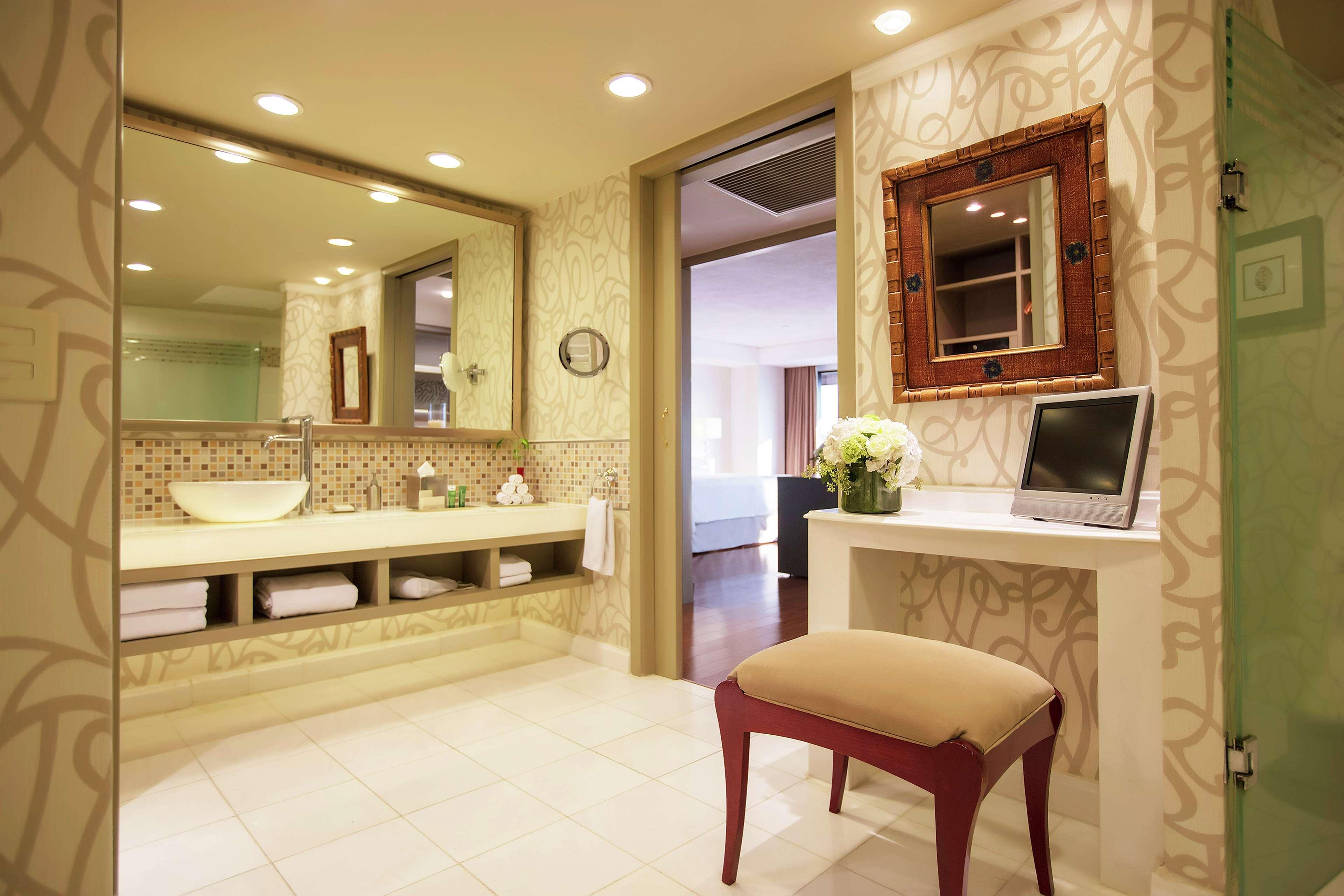 Barcelo Guadalajara Hotell Exteriör bild Bathroom