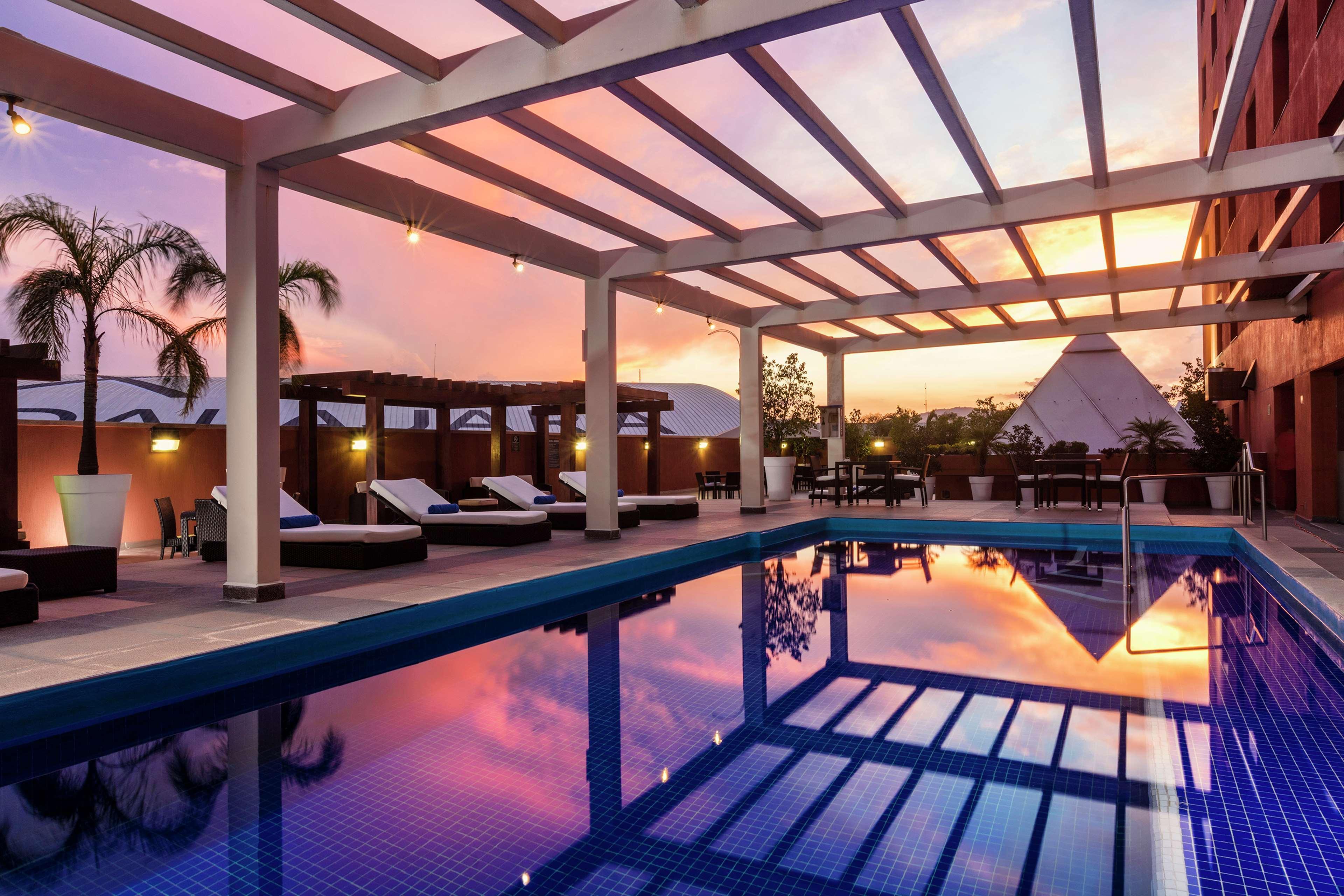 Barcelo Guadalajara Hotell Exteriör bild The pool at the hotel
