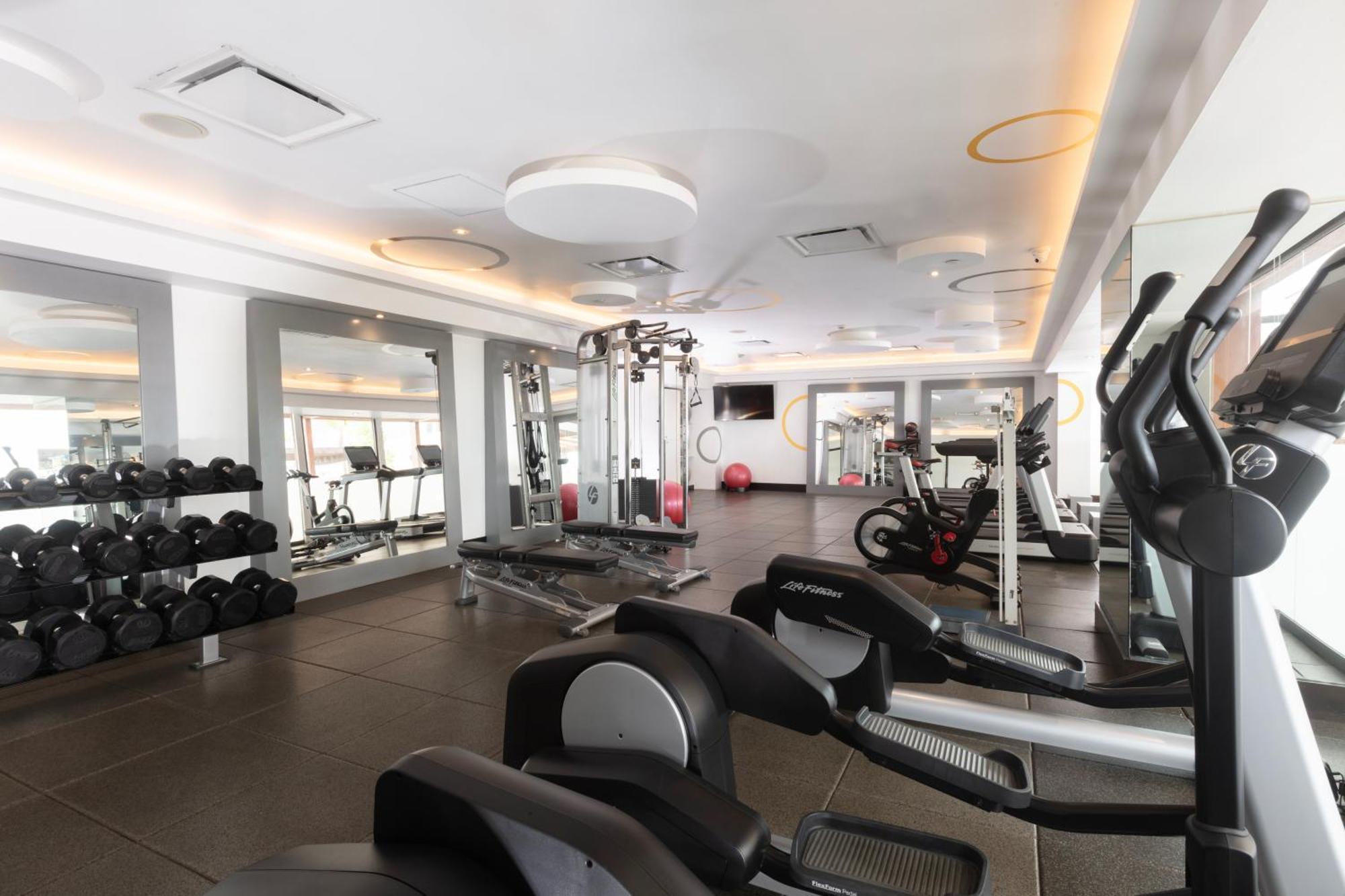 Barcelo Guadalajara Hotell Exteriör bild The gym at the hotel